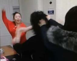 Проститутки азиатки подрались с сутенершей во время задержания в Москве